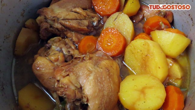 Frango com cenoura e batata na pressão