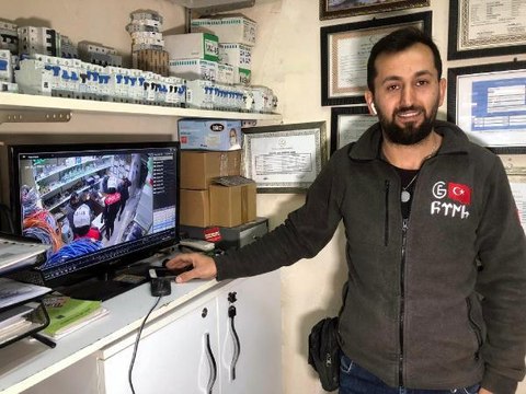 UYUŞTURUCU ŞÜPHELİSİNİN GİRDİĞİ İŞ YERİNDE YAKALANMA ANI KAMERADA