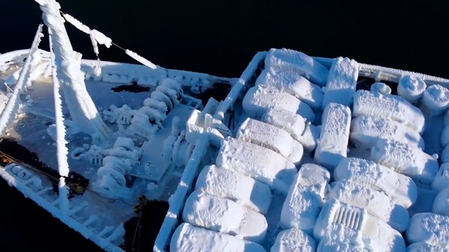 En Russie, un cargo livre des voitures... congelées