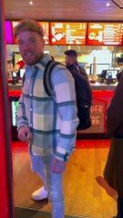 Un magicien obtient un repas gratuit s'il réussit son tour de carte face à un vendeur de fast-food