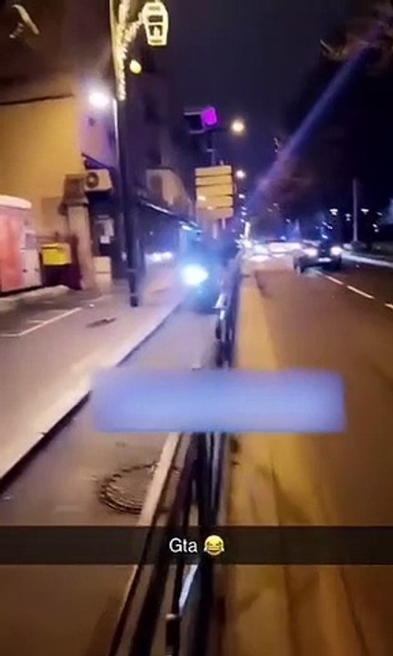 Il roule sur le trottoir pour échapper à la police et se prend une énorme gamelle