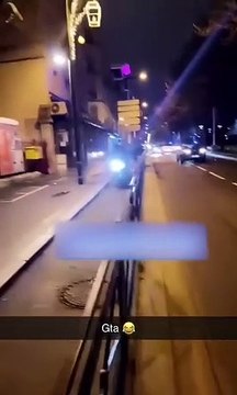 Il roule sur le trottoir pour échapper à la police et se prend une énorme gamelle