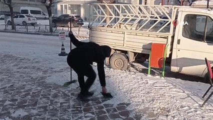 Esnaf yeni haftaya kar temizleyerek başladı