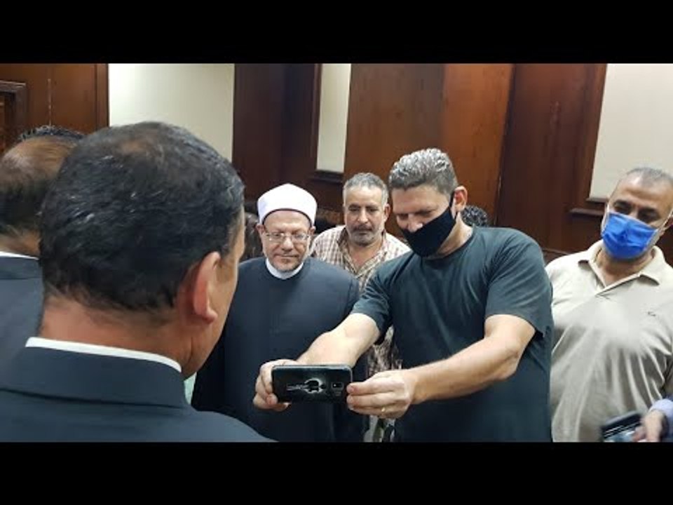 بالسيلفي.. المفتي يوزع العيدية على الموظفين بعد استطلاع هلال شوال