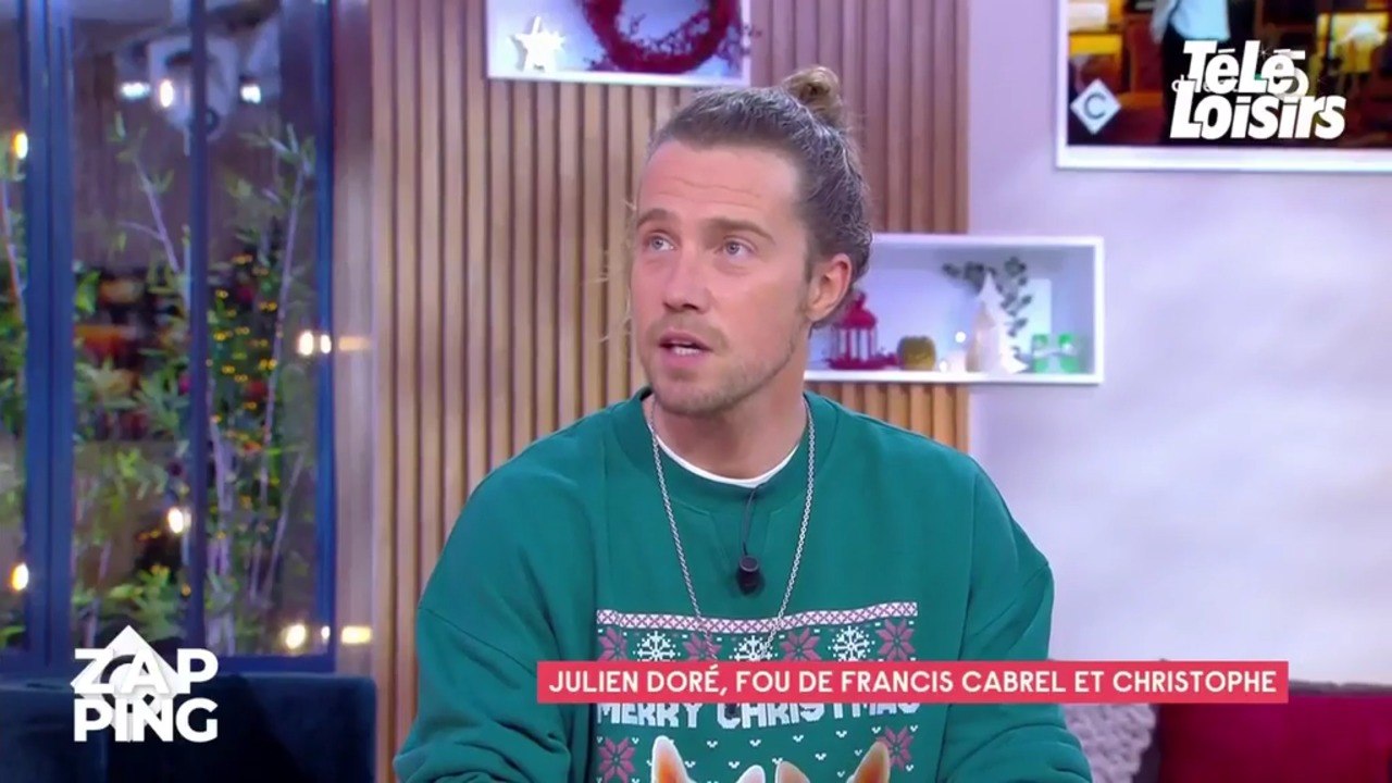 Julien Doré se moque (gentiment) d'une bourde d'Anne-Elisabeth Lemoine dans C'est à vous