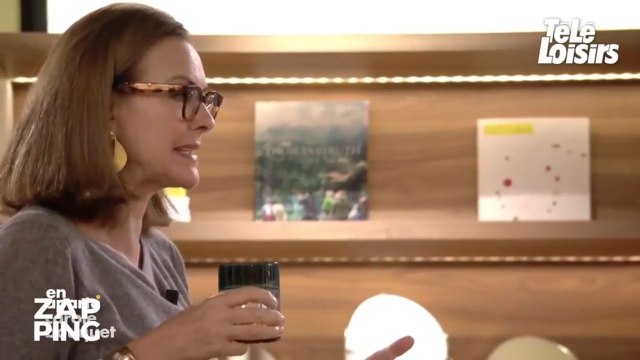 Carole Bouquet attirée par les femmes et prête à embrasser Muriel Robin ? L'actrice s'explique dans En aparté