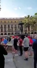 'Hooligans' del Liverpool lanzan a un turista a una fuente