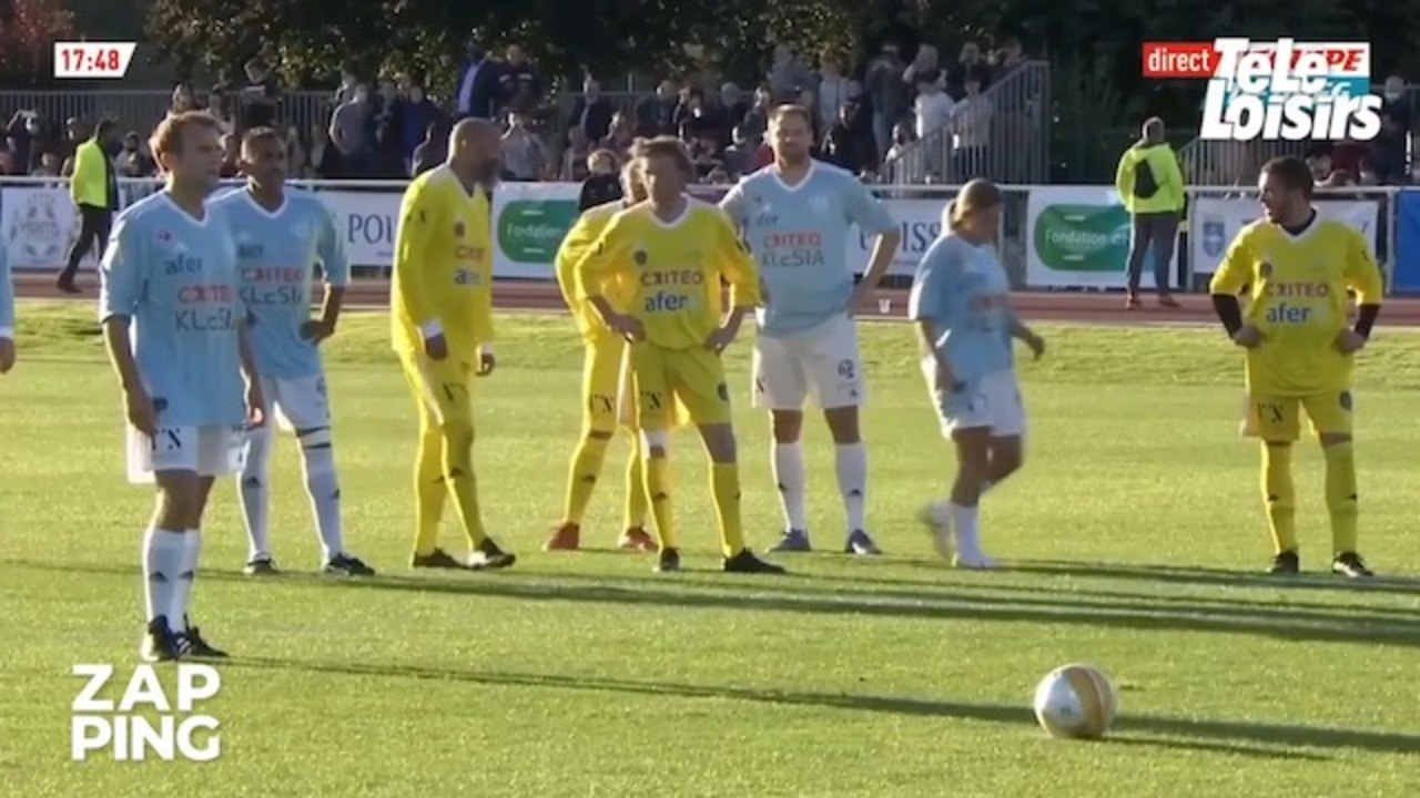 Match caritatif : Emmanuel Macron marque un but sur penalty !