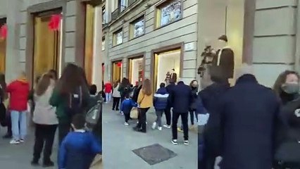 Largas colas en la tienda Lego de paseo de Gràcia