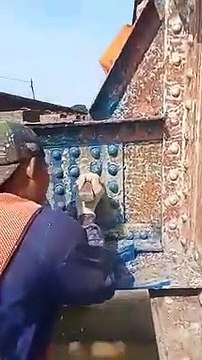 Ils réparent un train alors que celui ci leur passe au dessus de la tête