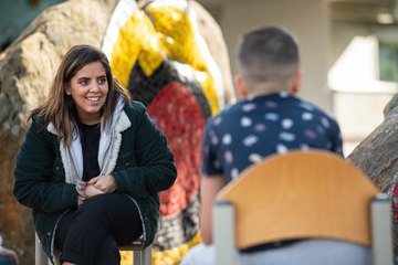 Inès Reg discute de harcèlement avec des collégiens