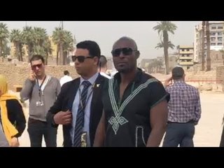 الفنان العالمي جيمي جون يصل معبد الأقصر لحضور مؤتمره الصحفي