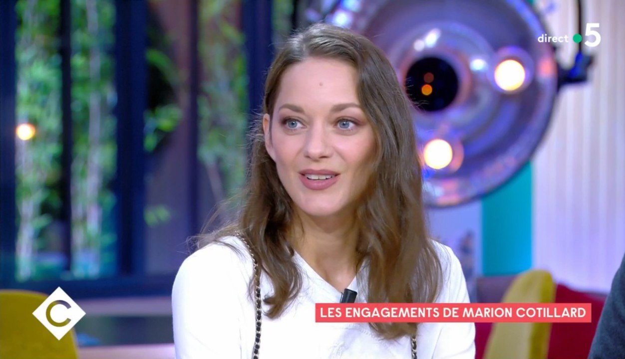 Marion Cotillard découvre grâce à Anne-Elisabeth Lemoine les jolis compliments que lui a faits Penélope Cruz
