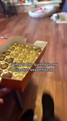 Il fait une mauvaise blague avec l'appareil à oxygène de sa grand-mère !