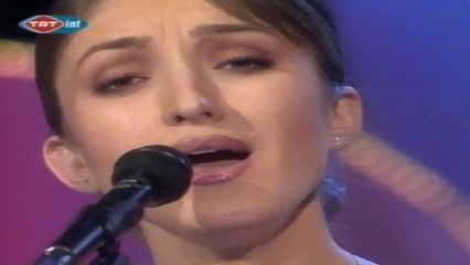 Çiğdem Yarkın / Güle sorma o bilmez aşkı sevdayı neşeyi