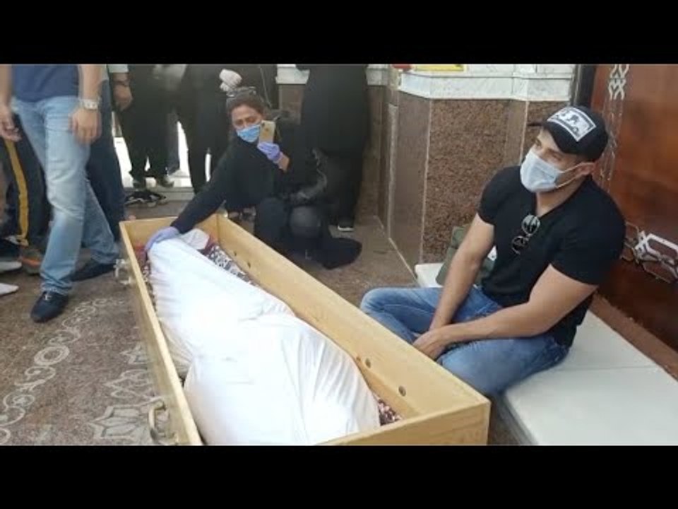 انهيار محمد نور أثناء تشييع جثمان والده بالكمامة