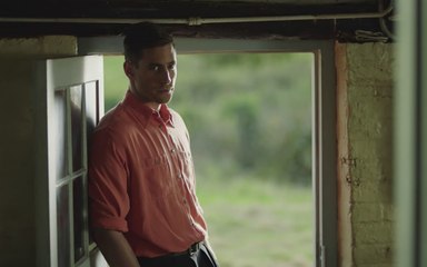 Man in an orange shirt : l'histoire d'amour bouleversante entre deux hommes en 1940