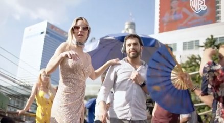 The Flight Attendant (Warner TV) : Kaley Cuoco dévoile les coulisses de sa nouvelle série totalement dingue (VOSTFR)