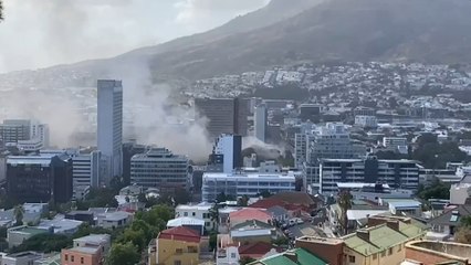 El fuego se reaviva en los edificios del Parlamento de Sudáfrica