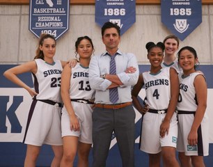 John Stamos est coach sportif d'une équipe féminine dans Big Shot sur Disney+
