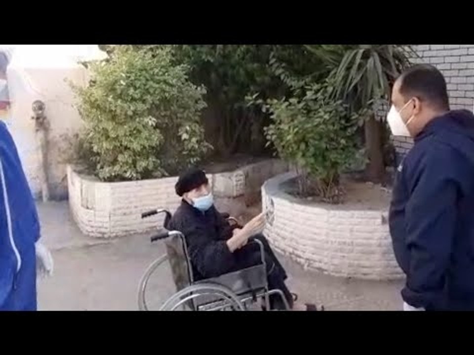 مسنة تحتفل بخروجها من عزل كفر الدوار بالزغاريد
