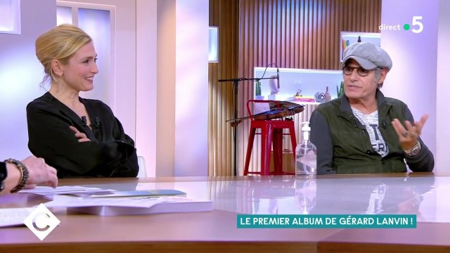 C à vous : Julie Gayet s'amuse d'une chanson de Gérard Lanvin qui tacle François Hollande