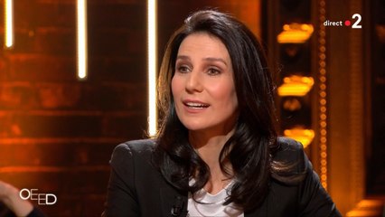 Marie Drucker "ne regrette pas du tout" d'avoir dansé dans un clip de Carlos