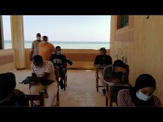طلاب كلية التربية بالغردقة يؤدون امتحانات التخرج على شاطئ البحر