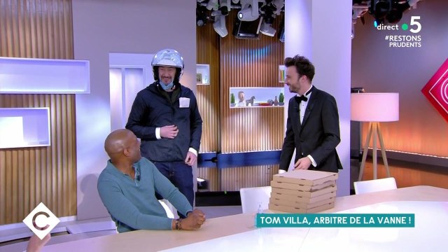 C à Vous : en l'absence de dîners, un invité surprise vient livrer des pizzas à Anne-Elisabeth Lemoine et ses invités