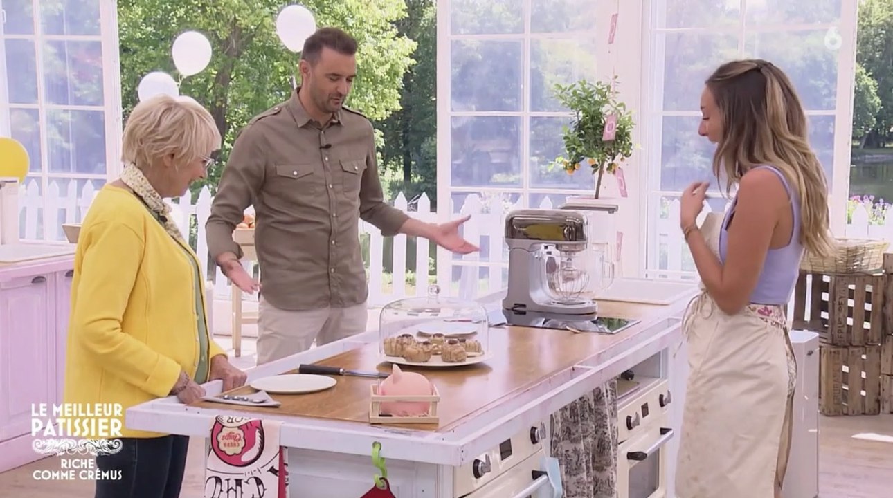 Le meilleur pâtissier : en panique, Margaux fait tomber son gâteau par terre... puis songe à le servir