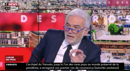 L'Heure des pros : Pascal Praud raille la faute d'orthographe d'Emmanuel Macron et enchaîne les approximations