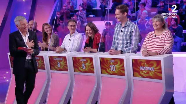 Tout le monde veut prendre sa place : Nagui hilare face à une fan très empressée