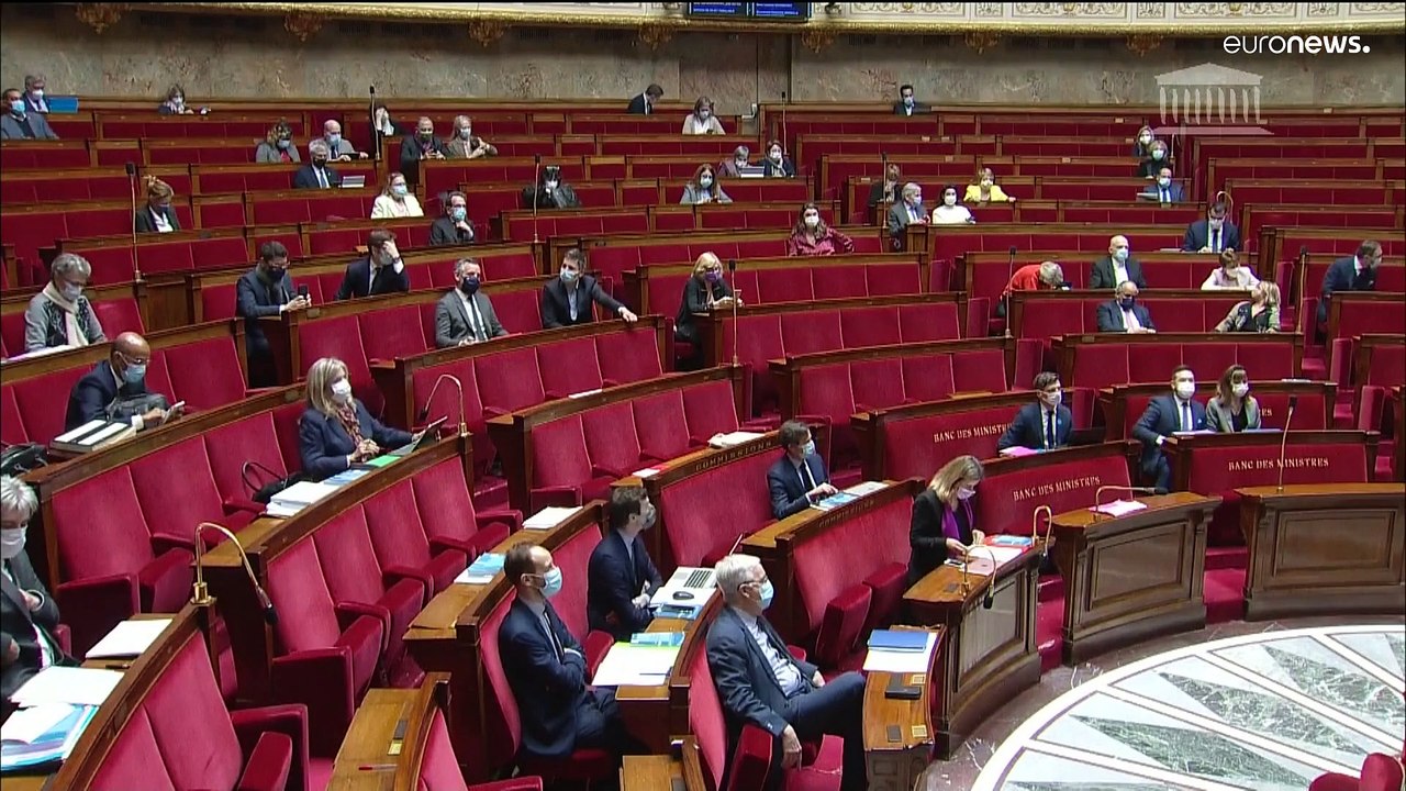 Francia, al vaglio la tessera vaccinale per sostituire il green pass