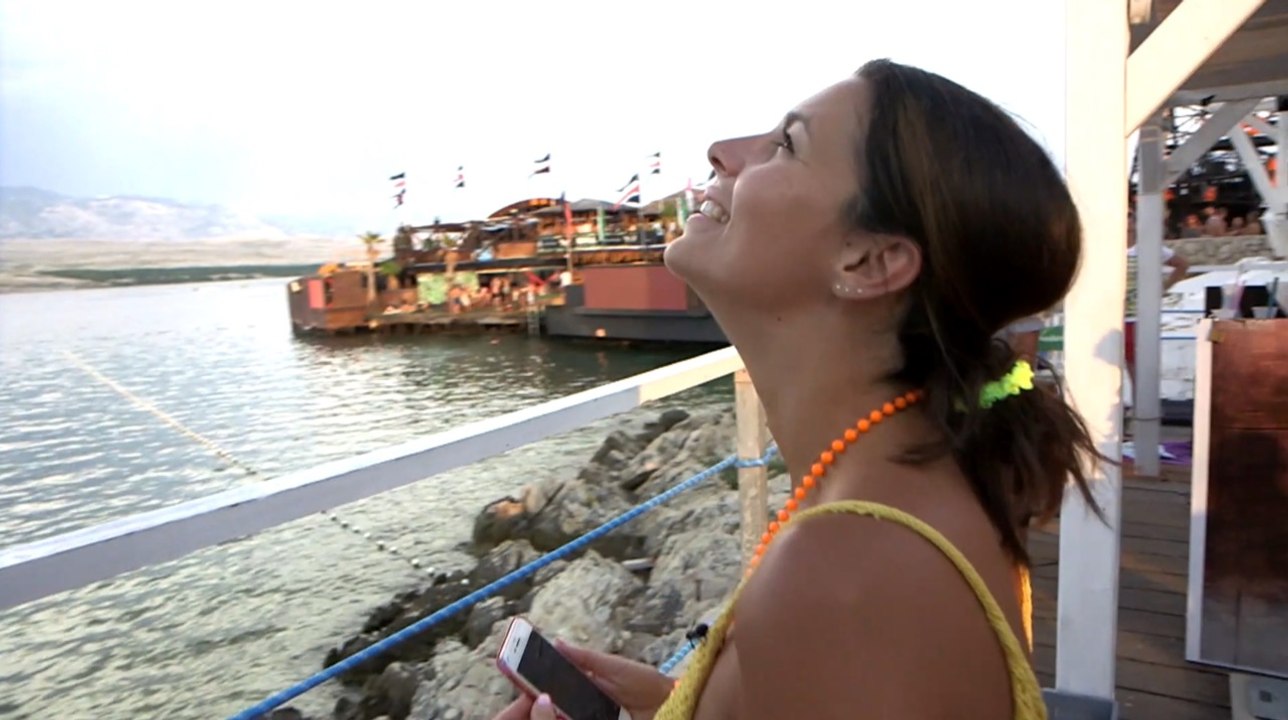 Exclu. Zone interdite : sous l'oeil inquiet de ses amis, il ose un saut à l'élastique à 50 mètres de hauteur