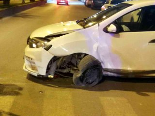 Kontrolden çıkan otomobil refüje çarptı: 1 Yaralı