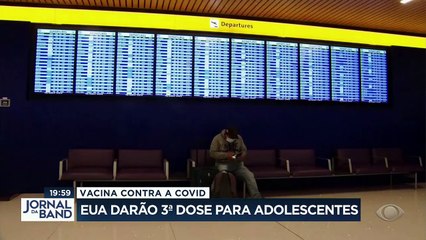 Os Estados Unidos devem começar nesta semana a aplicar a terceira dose da vacina contra a covid em adolescentes de 12 a 15 anos. Por causa do avanço da variante ômicron, muitas escolas e universidades retomaram hoje as aulas on-line.