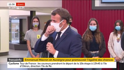 Emmanuel Macron pris d'une vive quinte de toux en plein direct