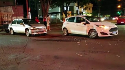 Colisão entre Fiesta e Escort é registrada na Rua Paraná, no Centro de Cascavel