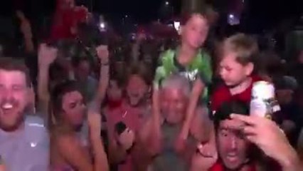 Liverpool - Les fans célèbrent le titre devant Anfield