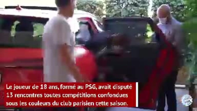 Bayern - Kouassi pose avec ses nouvelles couleurs