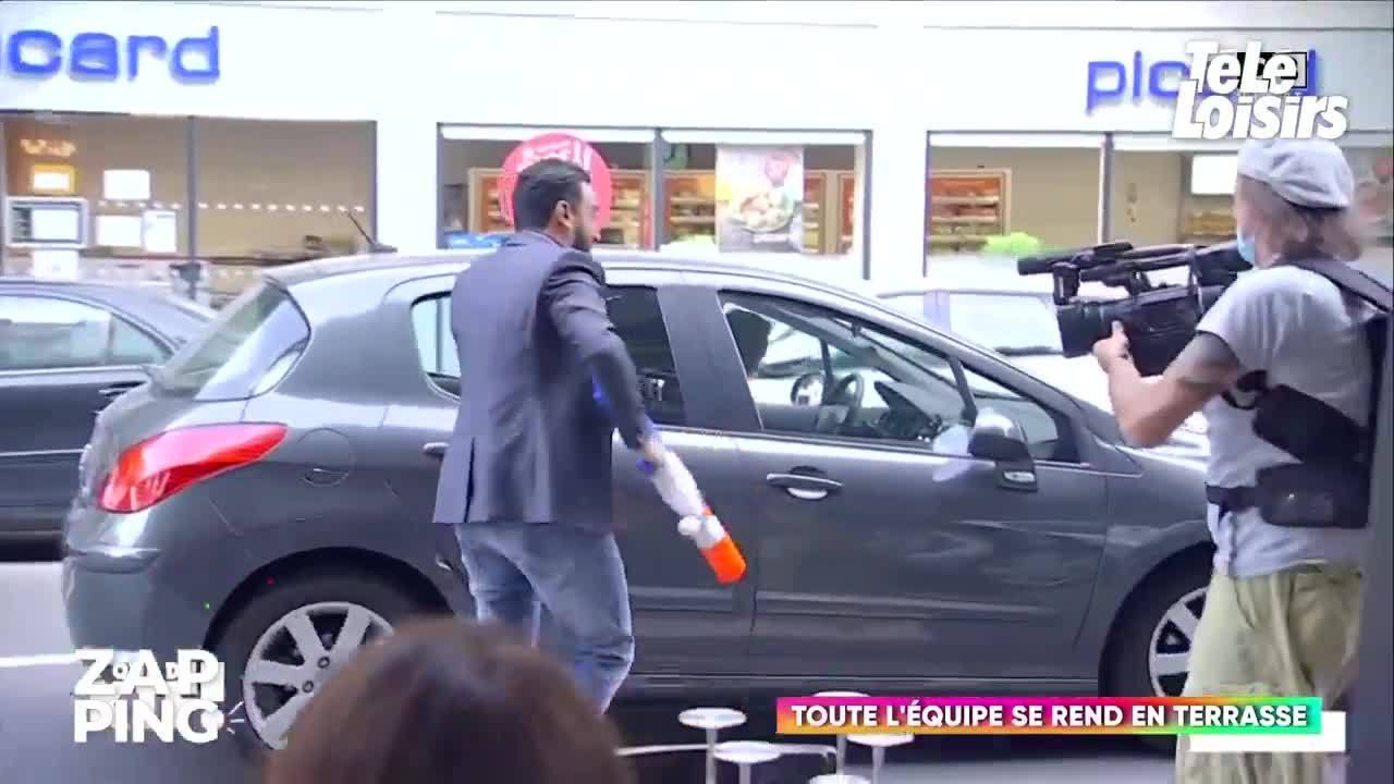 Cyril Hanouna offre un verre à tout le quartier en direct !