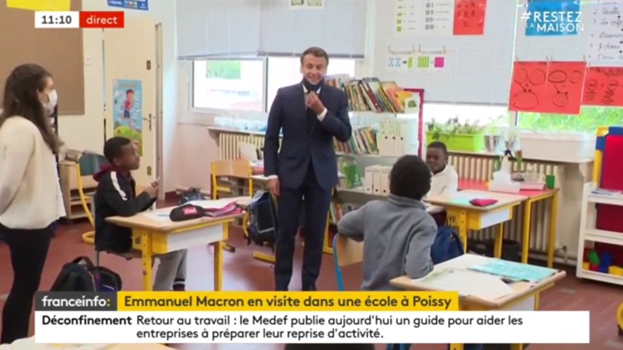 Emmanuel Macron : des élèves ne le reconnaissent pas à cause de son masque...  qu'il enlève maladroitement (VIDEO)