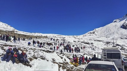 Tourists throng Rohtang following snowfall