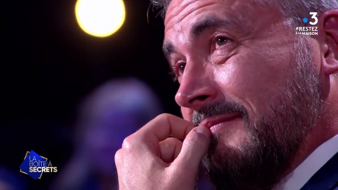 Olivier Minne en pleurs en découvrant la belle déclaration de sa maman dans  La Boîte à secrets (VIDEO)