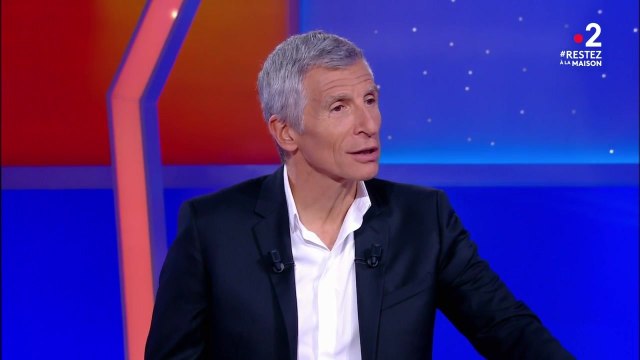 Nagui multiplie les blagues coquines face à une candidate amusée