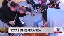 Niñas migrantes del campamento El Chaparral aprenden a tocar el violín