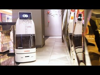 لأول مرة في مصر.. مطعم يستعين  بـ روبوت لتقديم الطلبات للزبائن