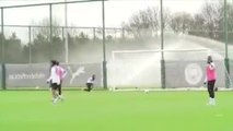 Man. City - Fou rire à l'entraînement : Sterling se prend un ballon en pleine tête