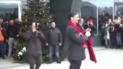 Milan - Ibrahimovic présente son maillot aux tifosi