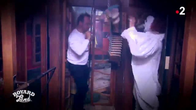 Terrifié, Jarry perd tous ses moyens dans l'antre du clown de Boyard Land (VIDEO)